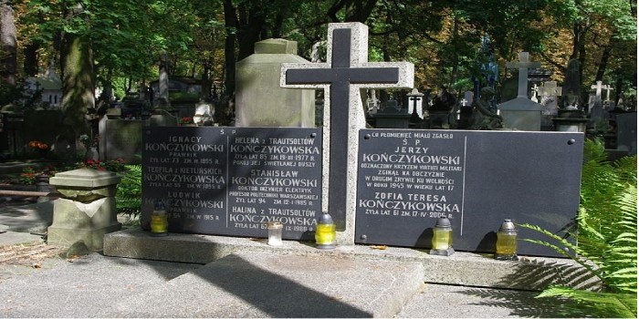 Gr&oacute;b rodziny Kończykowskich na Powązkach. Fot. Wikipedia