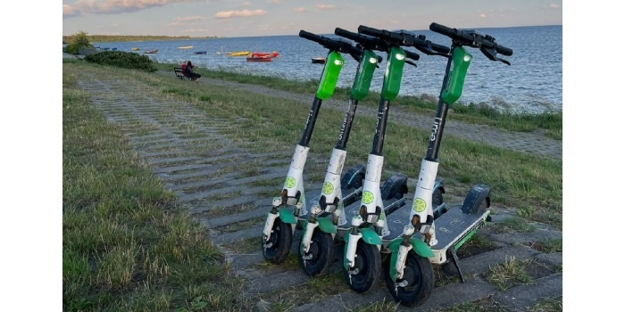 Elektryczne hulajnogi Lime wracają do nadbałtyckich kurort&oacute;w, fot. Lime