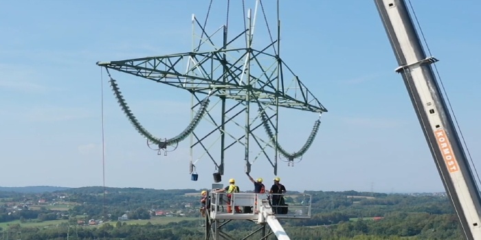 Naprawa złamanego słupa linii najwyższych napięć. Fot. screen Youtube.com/Polskie Sieci Elektroenergetyczne