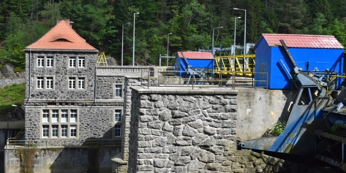 Budynek Elektrowni Bobrowice 1 oraz zapora na rzece B&oacute;br, fot. J. Wiatr
