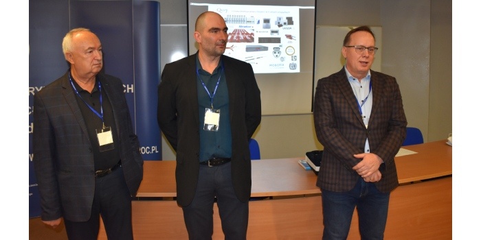 Prezes Oddziału Wrocławskiego SEP mgr inż. Edward Ziaja rozpoczyna obrady sympozjum w towarzystwie przewodniczącego SIiUE dr. inż. Michała Bereźnickiego oraz mgr. inż. Tadeusza Markiewicza. Fot. WW