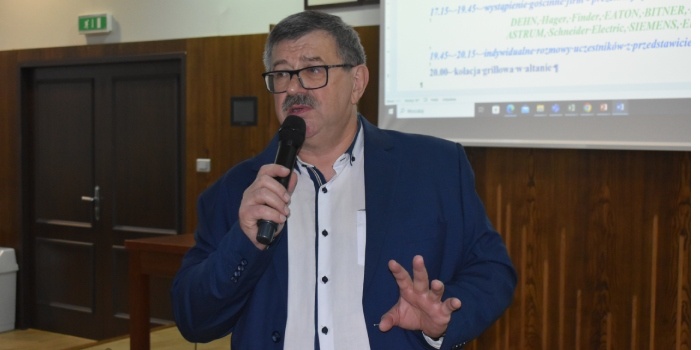 Kierownik studi&oacute;w dr inż. Kazimierz Herlender, profesor Politechniki Wrocławskiej, prezentuje plan trzydniowego spotkania. Fot. WW