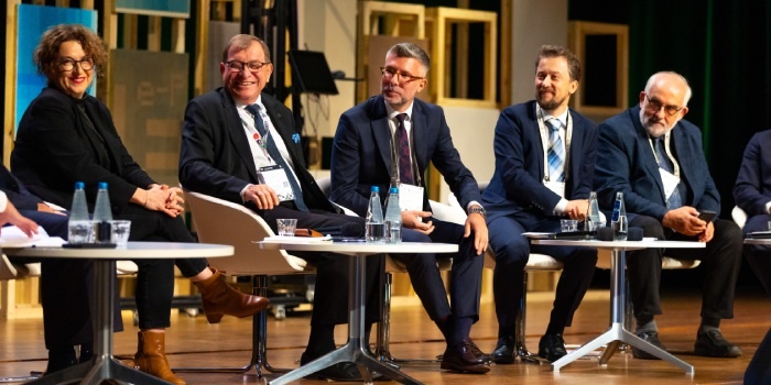 Grupa dyskusyjna w czasie obrad, fot. II KER