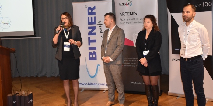 Małgorzata Zygmunt-Kaczmarek z Zakład&oacute;w Kablowych BITNER przedstawia wsp&oacute;łorganizator&oacute;w konferencji, fot. WW