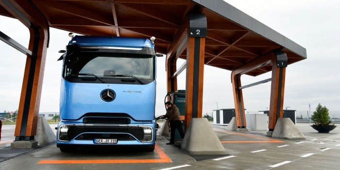 Ciężar&oacute;wka eActros 600 może przejechać aż 500 kilometr&oacute;w na jednym ładowaniu.&nbsp;Fot. Mercedes-Benz