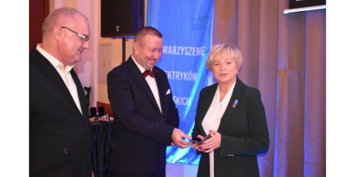 Anna W&oacute;jcikowska odbiera Szafirową Odznakę Honorową SEP z rąk prezesa Oddziału Warszawskiego SEP Andrzeja Englerta, w obecności prezesa Zarządu Gł&oacute;wnego SEP Sławomira Cieślika