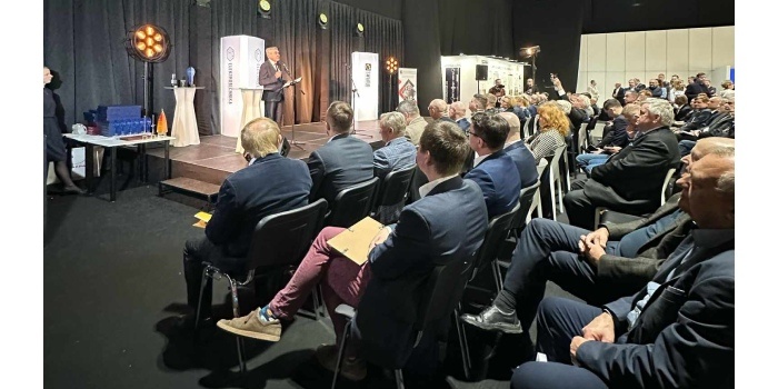 Oficjalne otwarcie targ&oacute;w, połączone z wręczeniem nagr&oacute;d. Fot. www.facebook.com/targielektrotechnika
