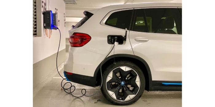 Instalacja infrastruktury ładowania pojazd&oacute;w elektrycznych w budynkach wielorodzinnych wymaga ścisłego przestrzegania norm technicznych i zasad bezpieczeństwa. Fot. Unsplash