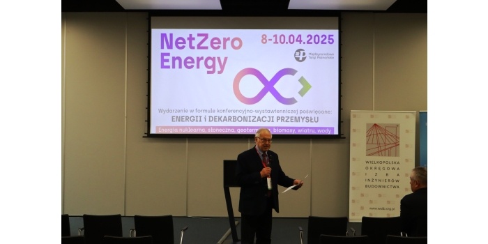 Otwarcie Konferencji OP SEP na Targach NetZero Energy 2025 w Poznaniu przez wiceprezesa OP SEP dr. inż. Ryszarda Niewiedziała. Fot. Oskar Grzeszczyk