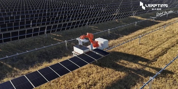 W Australii panele PV montuje robot sterowany przez sztuczną inteligencję. Fot. Leapting&nbsp;