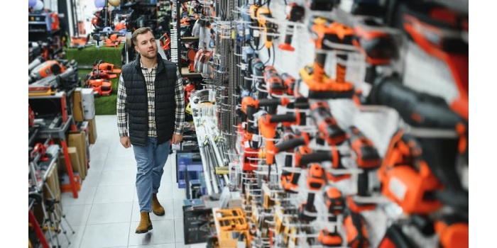 Hurtownie i sklepy dla elektryk&oacute;w i elektroinstalator&oacute;w &ndash; dlaczego warto tam kupować? Fot. Freepik