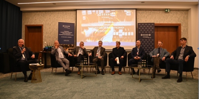 Od lewej: Konrad Pachucki &ndash; PTPiREE, Mariusz Łukowski &ndash; Enea Operator, dr inż. Edward Siwy &ndash; IPC, dr inż. Dominik Duda &ndash; Politechnika Śląska, Włodzimierz Grymuza &ndash; PGE Dystrybucja, Dariusz Bogdaniuk &ndash; Energa-Operator, Janusz Oleksa &ndash; TAURON Dystrybucja, Marek Sywno &ndash; Stoen Operator. Fot. archiwum PTPiREE