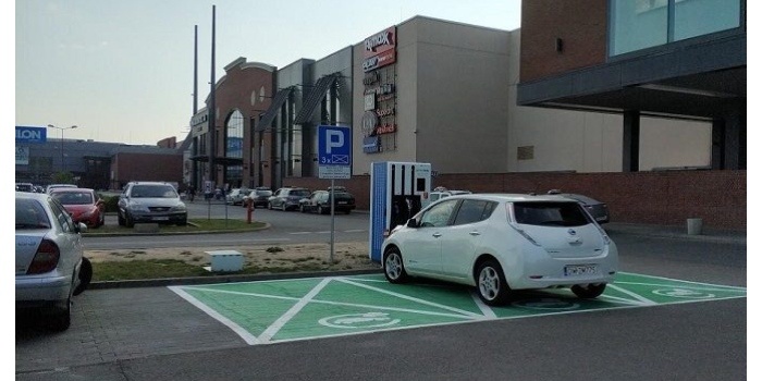 Na zdjęciu: stacja ładowania GreenWay przy CH Magnolia Park we Wrocławiu; źr&oacute;dło: napradzie.pl
