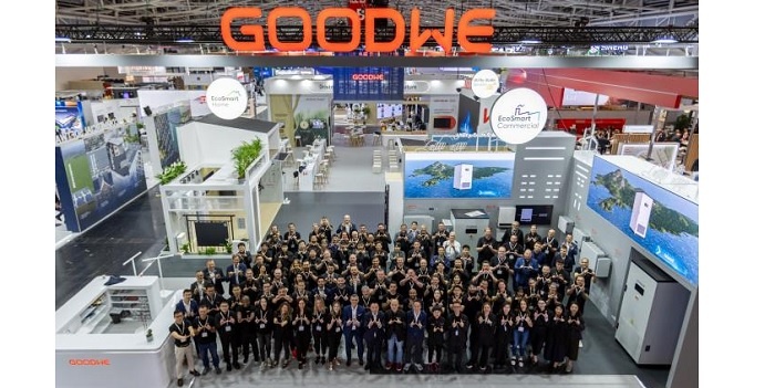 Zesp&oacute;ł GoodWe świętuje sukces na targach Intersolar 2025 w Monachium. Fot. GoodWe, Monachium, Niemcy &ndash; 23 maja 2025 r.