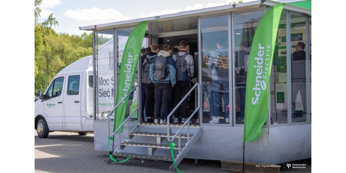 zielona cyfrowa ciezarowka schneider electric