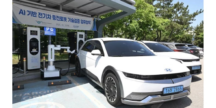 Na lotnisku w Seulu auta elektryczne są ładowane przez roboty. Fot. Hyundai