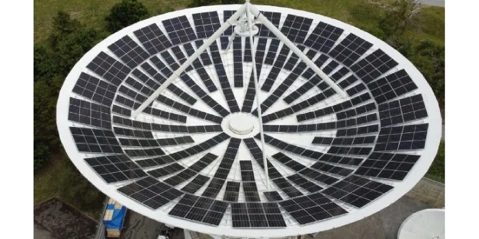Stare anteny satelitarne wykorzystano jako konstrukcje do instalacji PV. Fot. SolarEdge