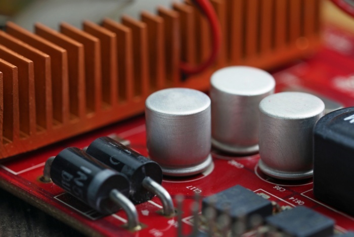 Praktyczne zastosowanie diod Zenera w układach elektronicznych. Jaką rolę pełnią w stabilizacji, ograniczaniu przepięć i referencji napięciowej?