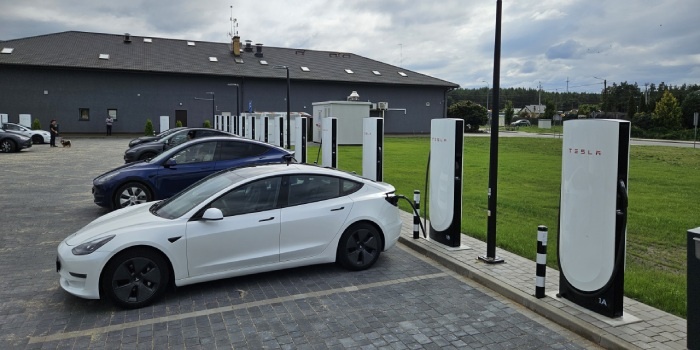 Tesla uruchomiła największą stację ładowania w Polsce. Fot. Elektrowoz.pl