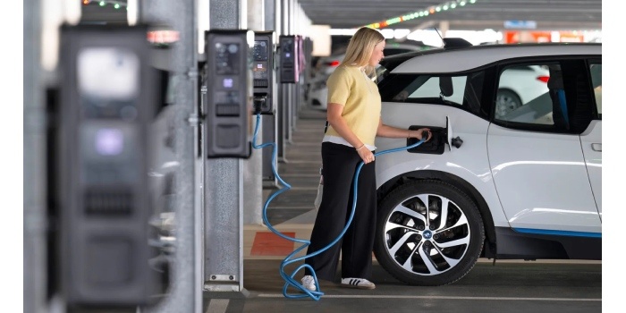 Na lotnisku w Monachium powstał ogromny park ładowania elektryk&oacute;w. Fot. mat. prasowe