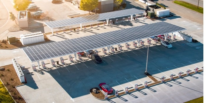 Tesla buduje największy hub ładowania na świecie, zasilany w całości fotowoltaiką. Fot. Tesla