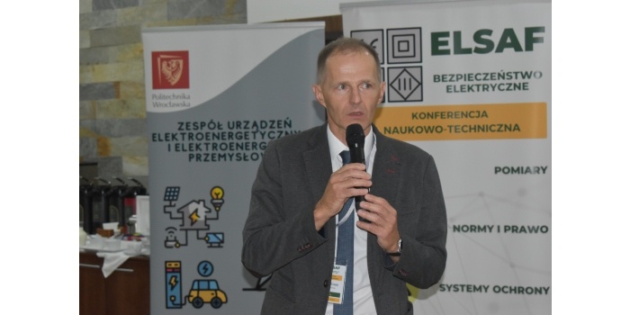 mężczyzna z mikrofonem