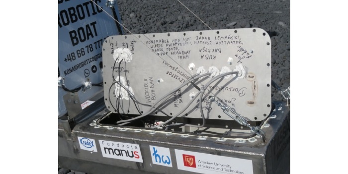 Łódka zasilana panelami słonecznymi