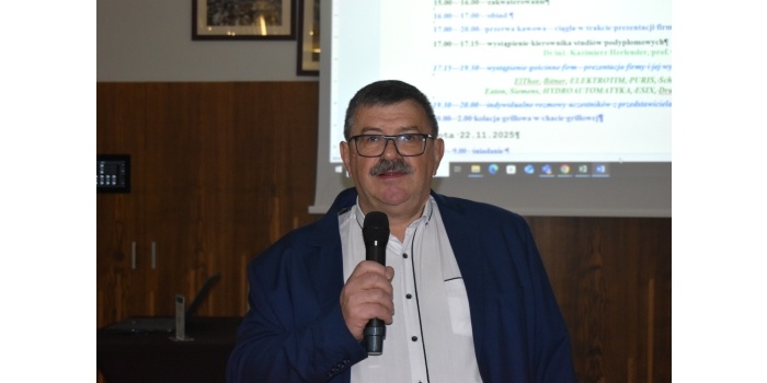 Kierownik studi&oacute;w, dr inż. Kazimierz Herlender, profesor uczelni, podczas powitania słuchaczy oraz zaproszonych gości