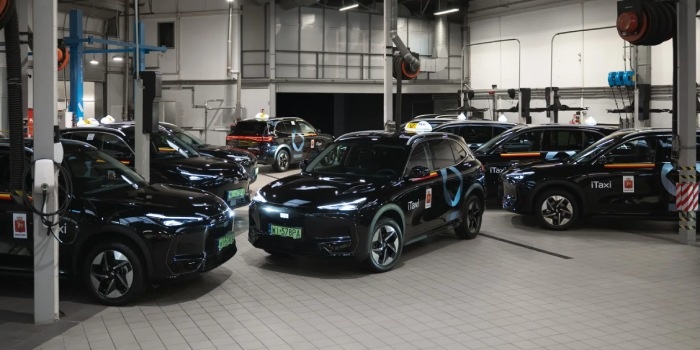 Flota iTaxi wzbogaciła się o 50 chińskich elektrycznych SUV-&oacute;w Geely. Fot. Geely