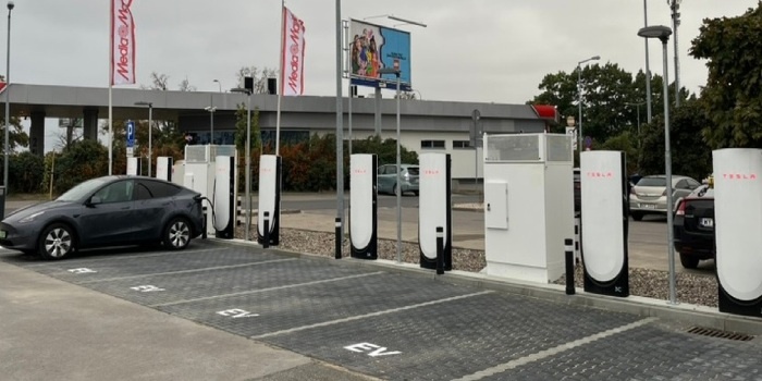 Tesla rozbudowała hub ładowania przy alei Krakowskiej w Warszawie. Fot. elektrowoz.pl