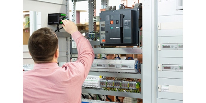 Wszystkie aparaty łączeniowe i ochronne muszą znaleźć się w rozdzielnicach, razem z aparaturą pomocniczą, połączeniami elektrycznymi i osprzętem. Fot. Uesa