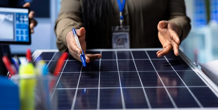 Licznik energii elektrycznej a fotowoltaika &ndash; co musisz wiedzieć przed montażem instalacji PV? Fot. Freepik