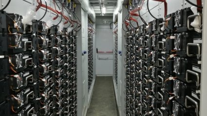 Wnętrze kontenera wypełnionego modułami bateryjnymi w technologii NMC