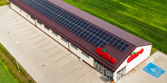 Sklepy Dino uzyskały w 2025 r. o 17,2% więcej energii ze słońca niż rok wcześniej