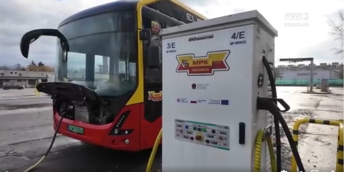 W Świdnicy autobusy elektryczne będą zasilane energią z własnej farmy OZE. Fot. Fakty TVP3 Wrocław