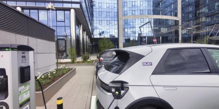 Play elektryfikuje flotę: do 2027 roku co czwarte firmowe auto będzie na prąd. Fot. mat. prasowe