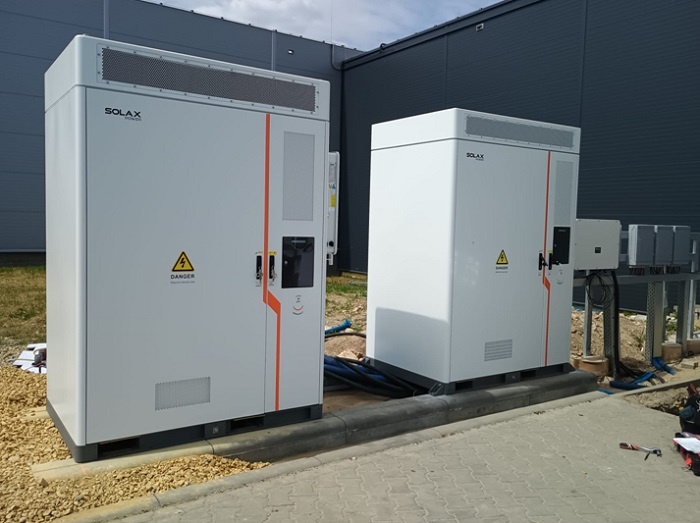 urządzenia Solax Power na zewnątrz