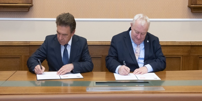 Porozumienie podpisali Prorektor ds. Wsp&oacute;łpracy AGH prof. Rafał Wiśniowski oraz Prezes Zarządu Centrum Elektroniki Stosowanej Witold Płatek. Fot. Zbigniew Sulima, CKM AGH