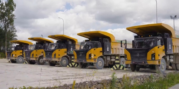 Cementownia Małogoszcz wymieniła ciężkie pojazdy transportowe na elektryki. Fot. Holcim