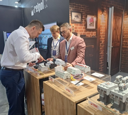 stoisko targowe i produkty elektrotechniczne
